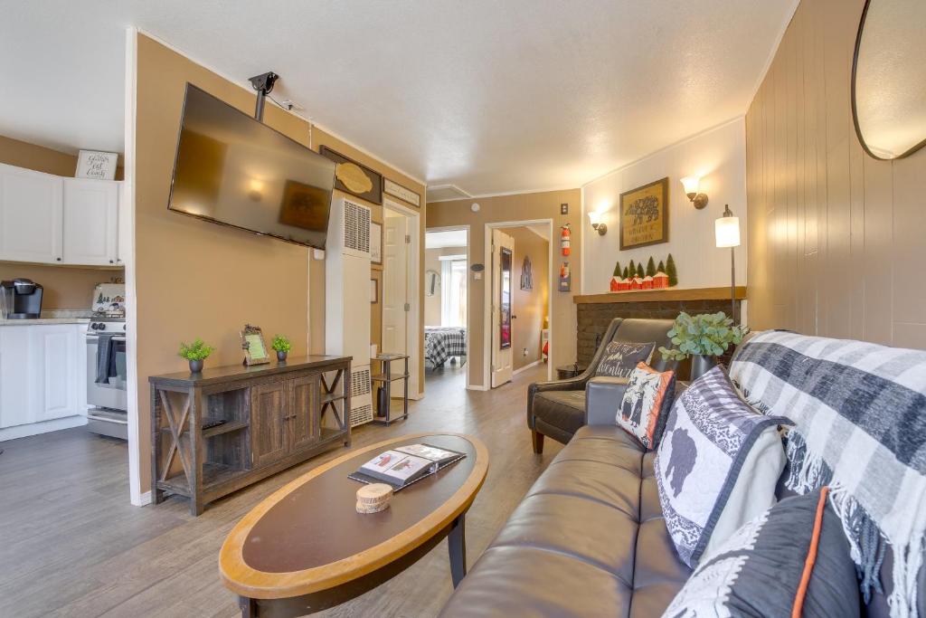 ein Wohnzimmer mit Sofa und Tisch in der Unterkunft Big Bear Ski Hideaway! Cozy Cabin with Fenced Yard in Big Bear City Airport