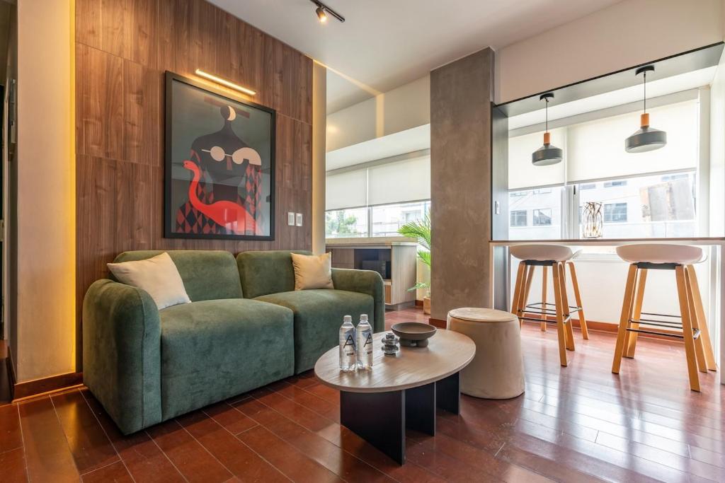 リマにあるSavini 2BR by Gekoの緑のソファとテーブルのあるリビングルーム