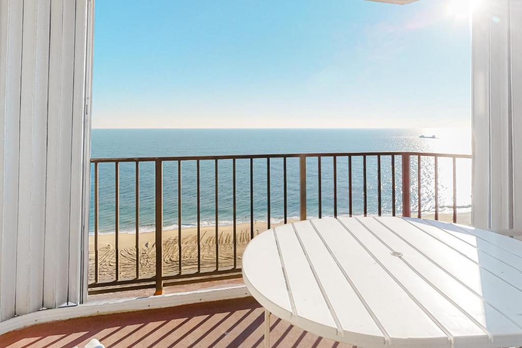 Γενική θέα στη θάλασσα ή θέα στη θάλασσα από  αυτό το ξενοδοχείο διαμερισμάτων