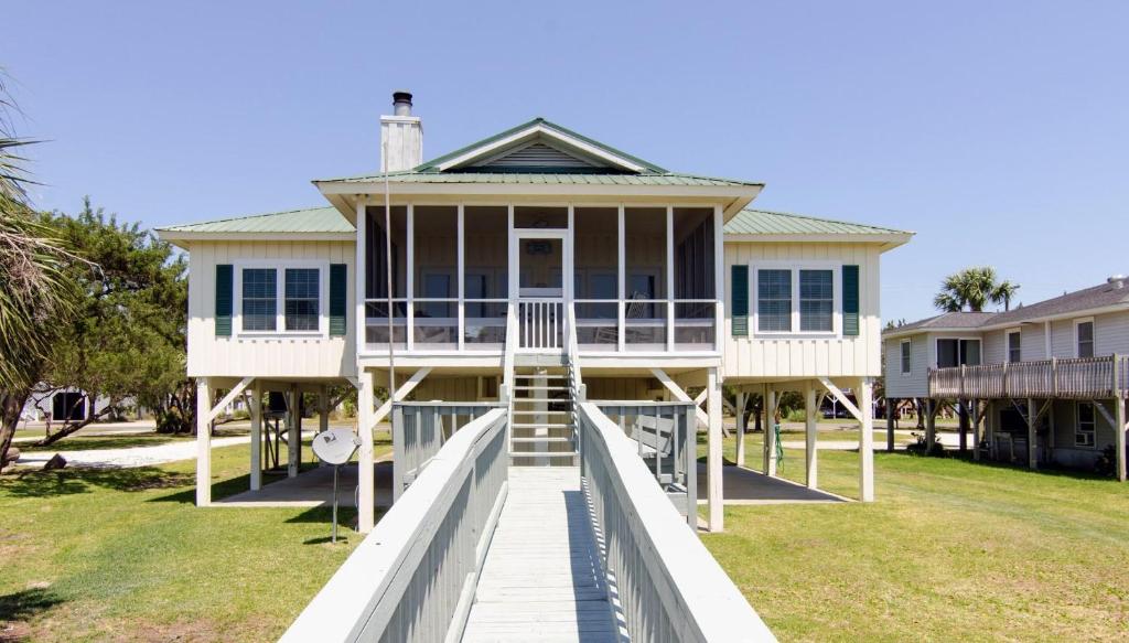 uma casa com um calçadão que leva à frente em Sound Choice em Edisto Island