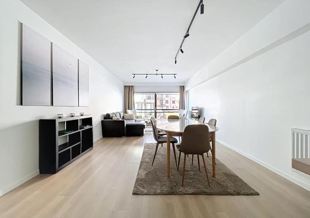 een keuken en eetkamer met een tafel en stoelen bij Apartment Sunset Koksijde in Koksijde