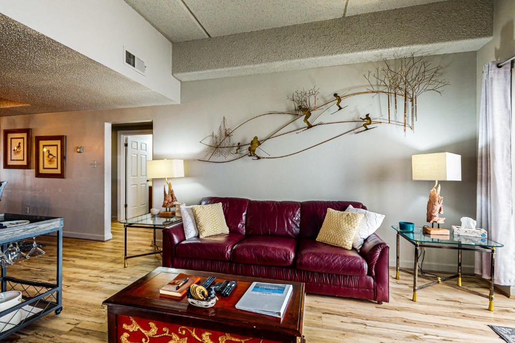 un soggiorno con un divano rosso e un tavolo di Sugar Top 2711 a Sugar Mountain