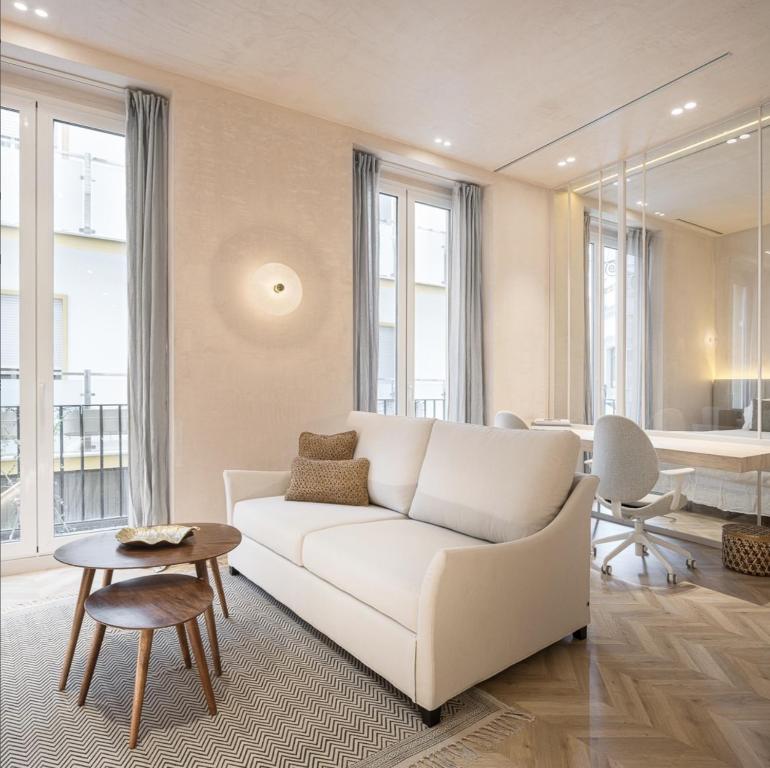 een woonkamer met een witte bank en een tafel bij Bombonera in Jerez de la Frontera