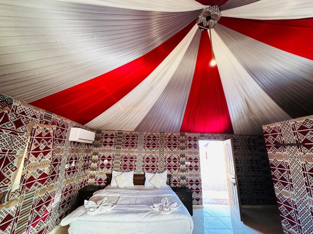 Ένα ή περισσότερα κρεβάτια σε δωμάτιο στο wadi rum camp anas
