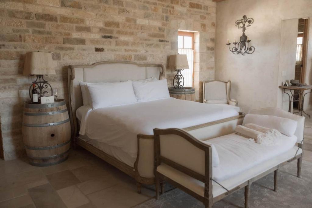 Postel nebo postele na pokoji v ubytování Sunstone Villa the Avignon Suite