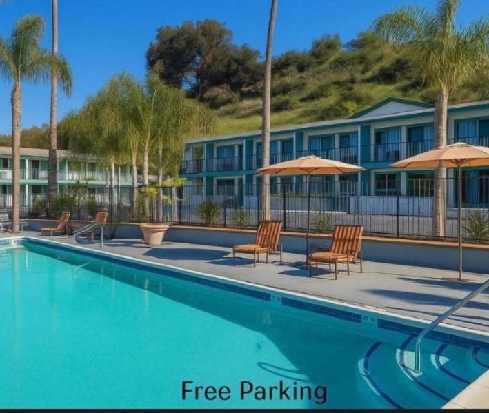 Bazén v ubytování The Atwood Hotel San Diego - SeaWorld/Zoo nebo v jeho okolí