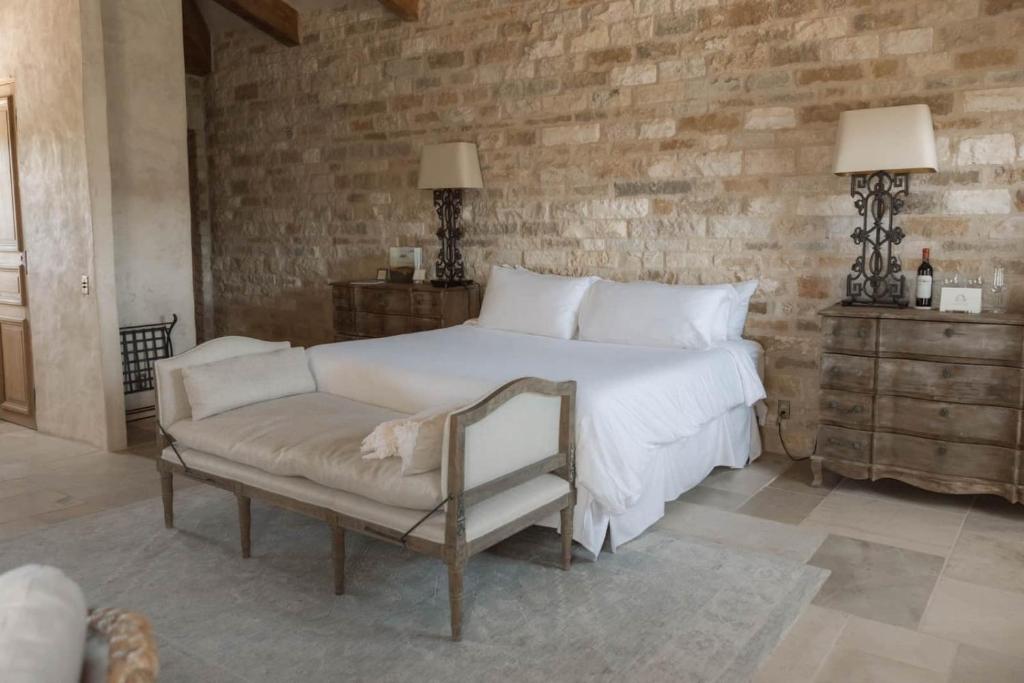 Postel nebo postele na pokoji v ubytování Sunstone Villa the Brittany Suite