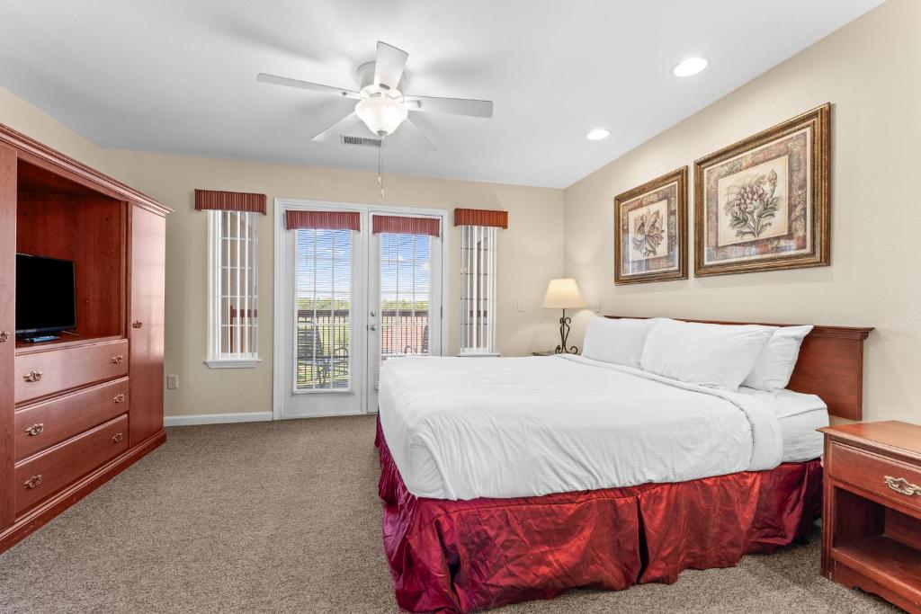 Grand Crowne Resort by Capital Vacations - 