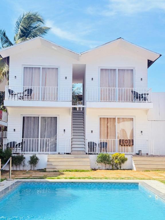 una casa con piscina delante en Ashvem beach resort by Tvessa, en Old Goa