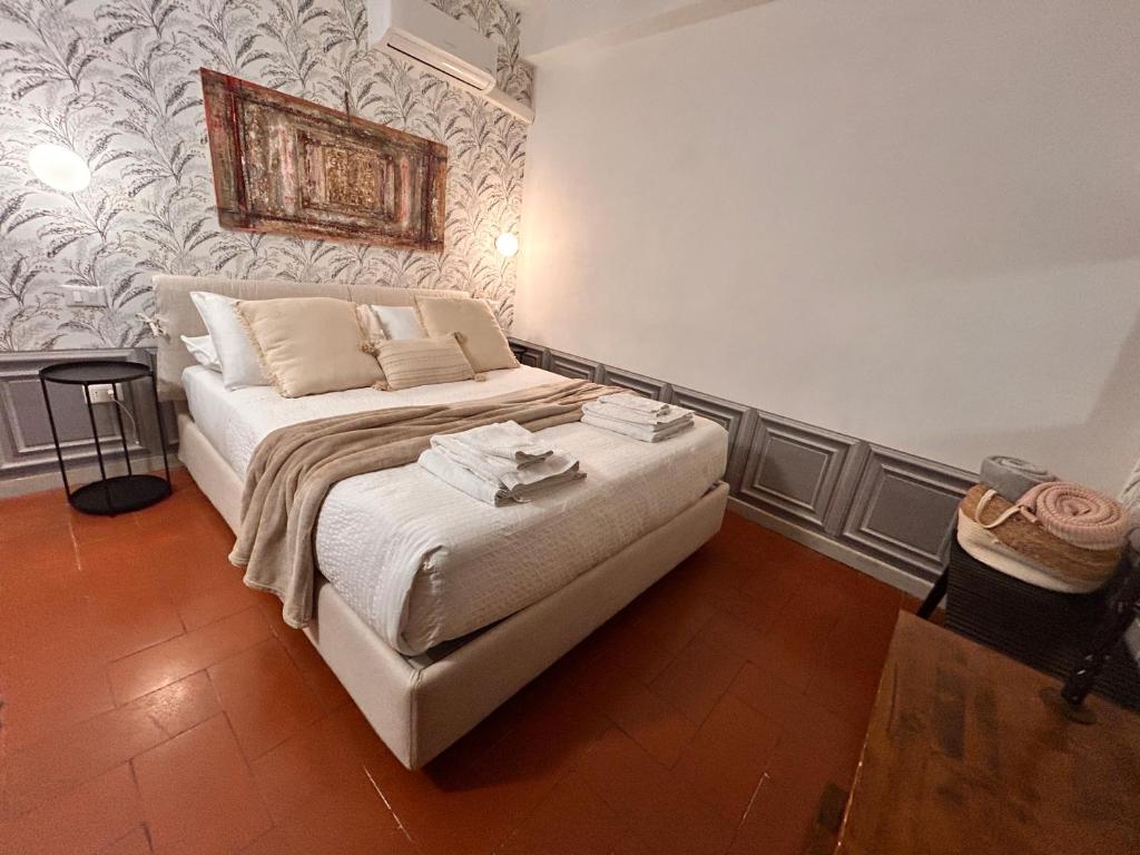 Un dormitorio con una cama y un cuadro en la pared. en Compagnia del mare, Cinque terre Full Apt X 2, centro storico,5 minuti dal mare!, en Riomaggiore