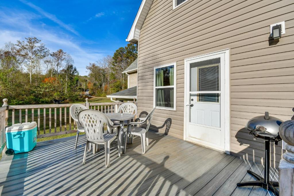 モーガントンにあるBlue Ridge Foothills Hideaway Near Lake Jamesのデッキ(テーブル、椅子、グリル付)
