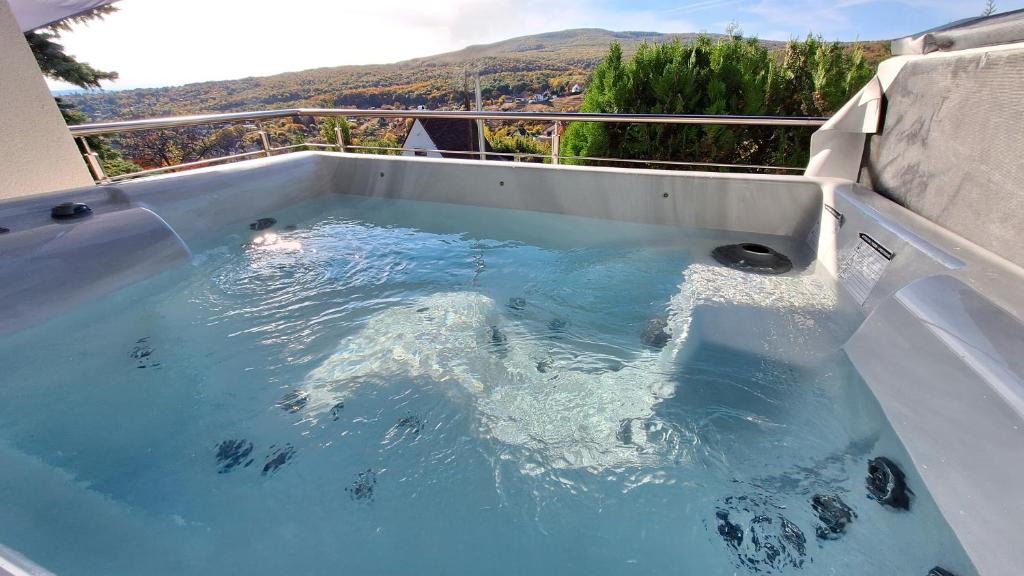 Bassein majutusasutuses Hillside Cottage või selle lähedal