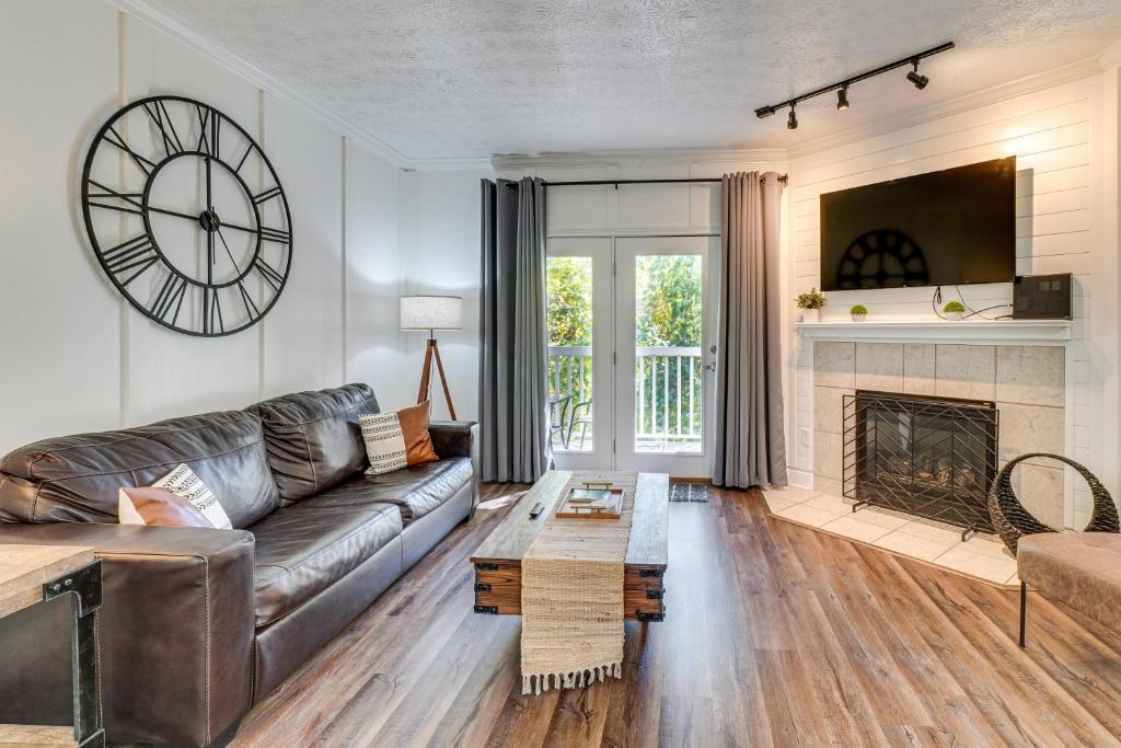 Posezení v ubytování 2 Mi to Dollywood! Golfview Resort Condo with Pools