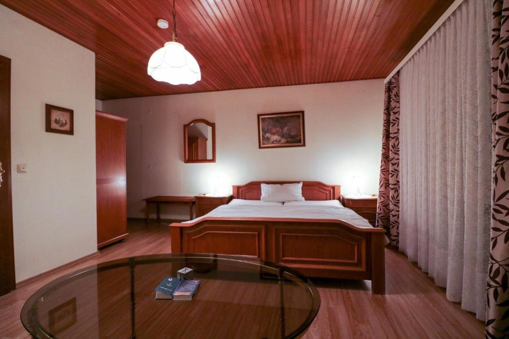 una camera da letto con un letto e un tavolo di vetro di Gästehaus Wildfein a Wilnsdorf