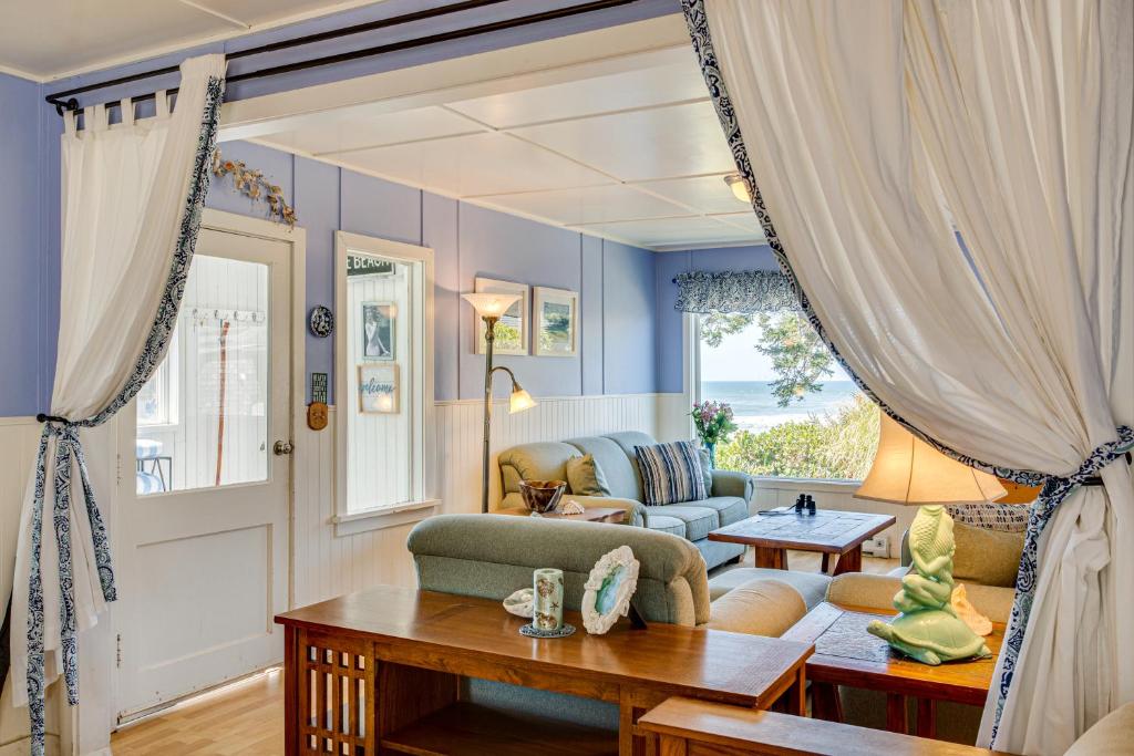 Ocean View with Hot Tub Miles Of Sandy Beach! Abalone Beach Cottage في San Marine: غرفة معيشة مع أريكة وطاولة