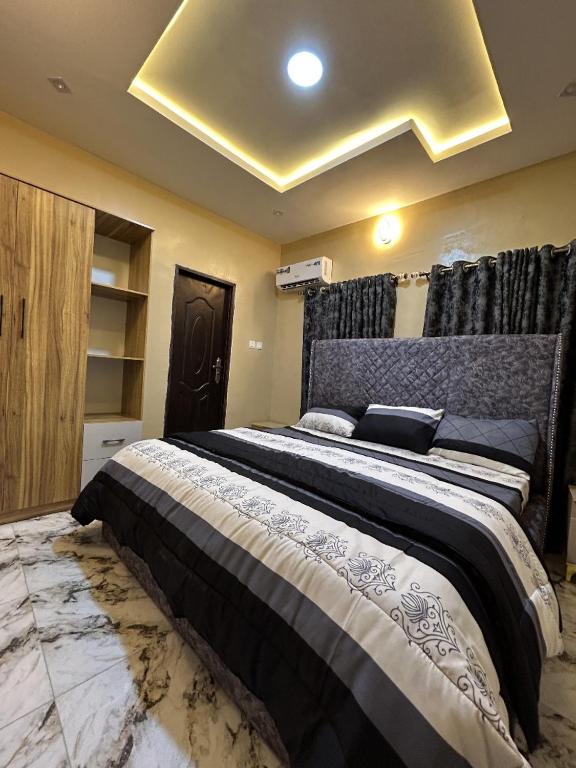 ein Schlafzimmer mit einem großen Bett in einem Zimmer in der Unterkunft Radores Apartments in Ayobo