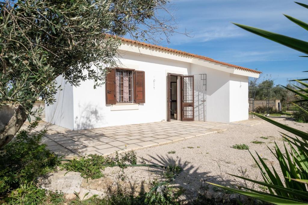 ein weißes Haus mit einem Innenhof davor in der Unterkunft Oasi Naturale di Porto Selvaggio in Nardò