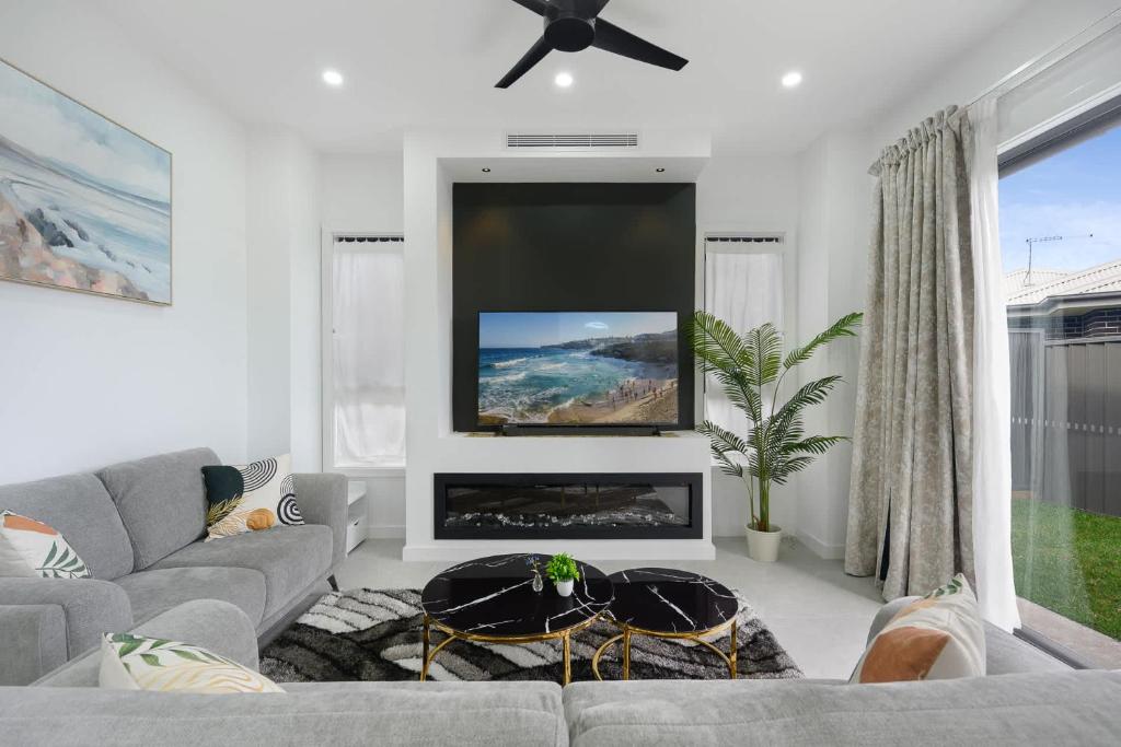 Μια τηλεόραση ή/και κέντρο ψυχαγωγίας στο 5BR Marsden Park Home Near Schofields Station