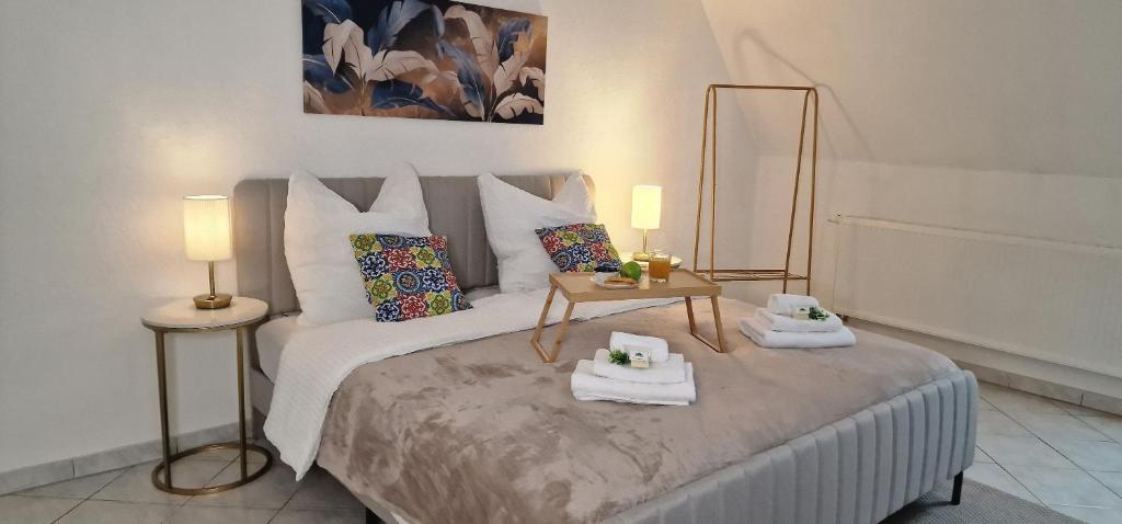 ヘッヒンゲンにあるMb Homes Hechingenのタオルが敷かれたベッドのある寝室