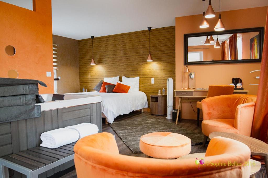 Кровать или кровати в номере L'Hostellerie d'Acquigny