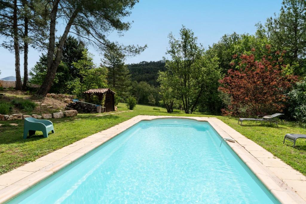 een zwembad in de tuin van een huis bij Maison Marvic, Le Laurier T2 in Apt