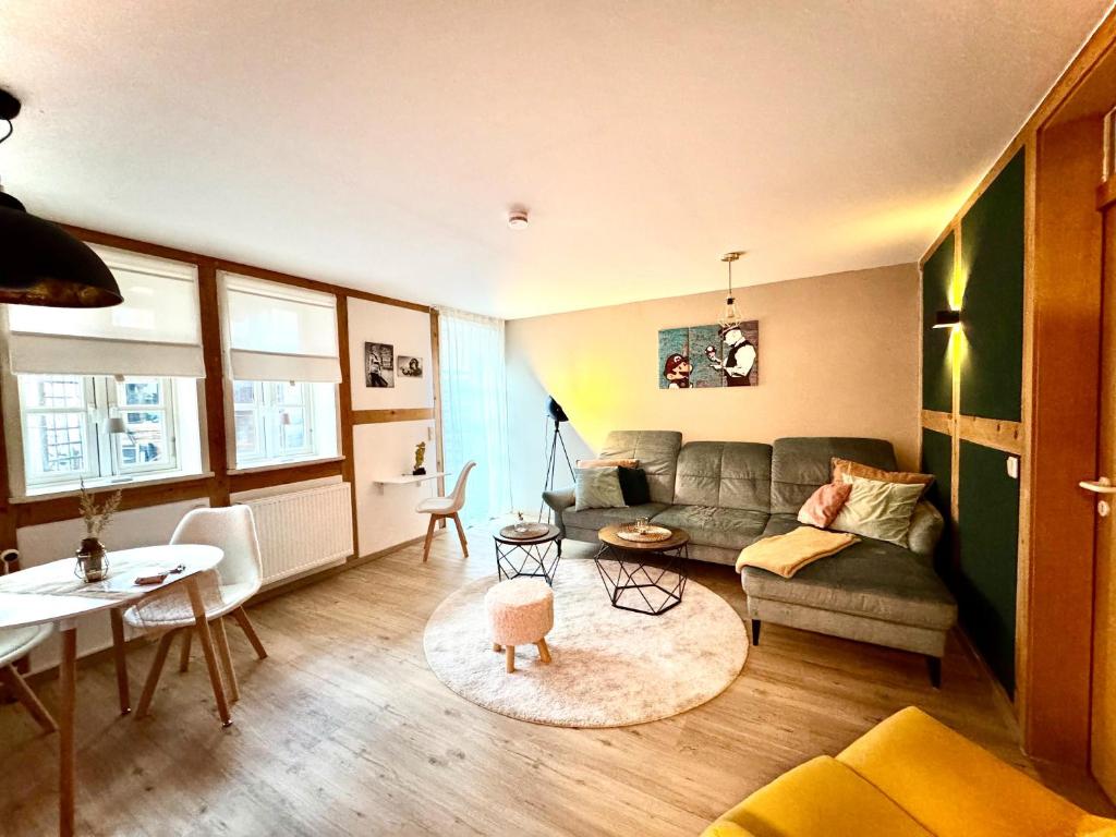 ヴォルフェンビュッテルにあるWohnung In Wolfenbüttelのソファとテーブルのあるリビングルーム