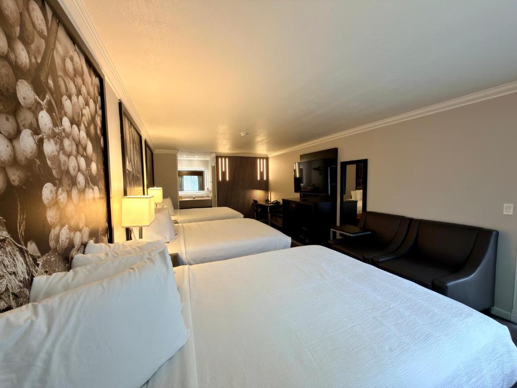 The Orchard Hotel Ukiah Wine Country Free Breakfast, Pool, & Hot Tub photo