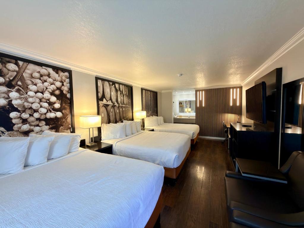 Postel nebo postele na pokoji v ubytování The Orchard Hotel Ukiah Wine Country Free Breakfast, Pool, & Hot Tub