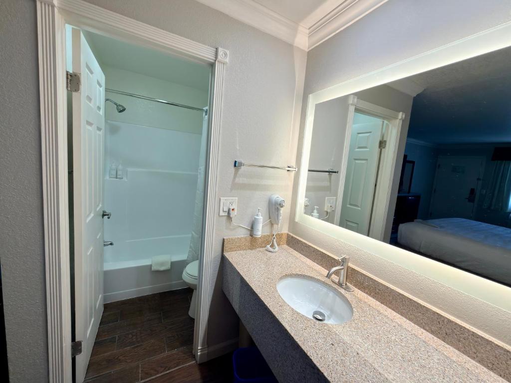 The Orchard Hotel Ukiah Wine Country Free Breakfast, Pool, & Hot Tub photo