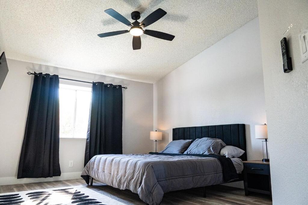 Postel nebo postele na pokoji v ubytování Relaxing Oasis, 4BR, 2BA with Pool and Hot Tub