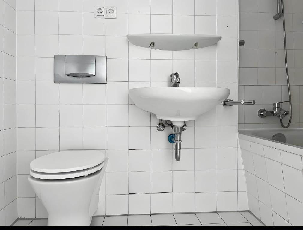 シェーネフェルトにあるNahe Airport Ber Maisonettewohnungの洗面台とトイレを備えた白いバスルーム