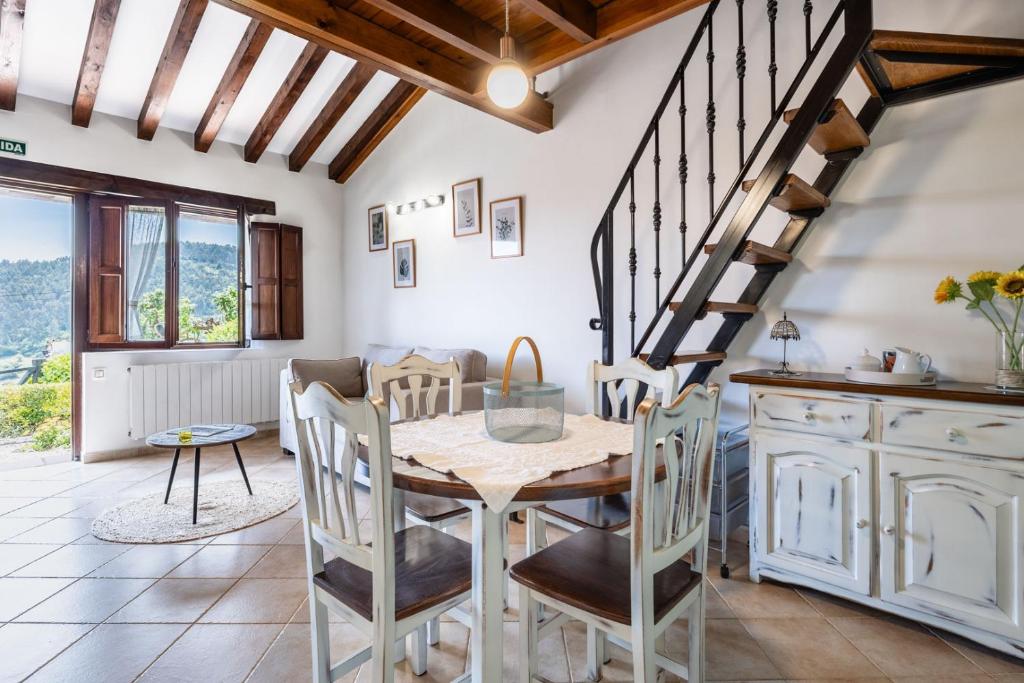a kitchen and dining room with a table and chairs at Las Candelas - La Canaleja in Oreña