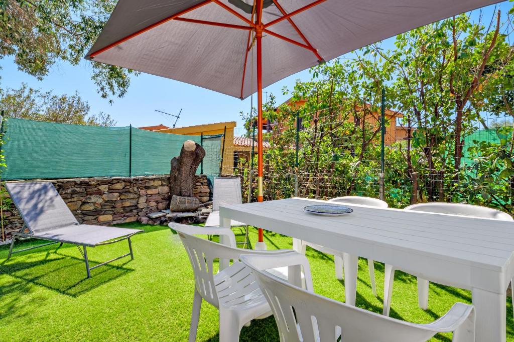 サン・テオドーロにあるSea Wave Houseの白いテーブルと椅子