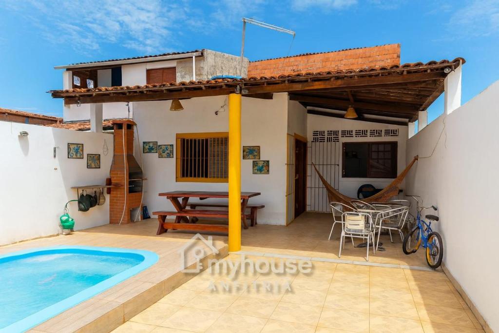a view of the villa with the swimming pool at Casa Maré Alta – Piscina e Sossego em Tabuba in Santa Luzia