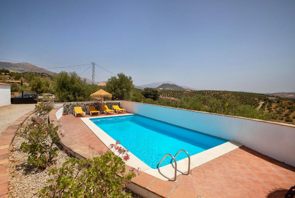 una piscina al costado de una casa en Finca Monte Cielo, en Ríogordo