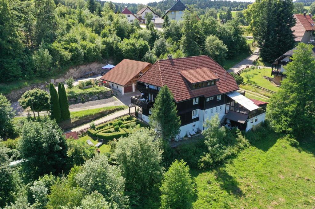 eine Luftansicht eines Hauses auf einem Feld in der Unterkunft Landhaus Dachsberg in Wittenschwand