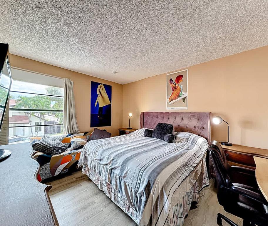 Ένα ή περισσότερα κρεβάτια σε δωμάτιο στο Cozy 1BR Shared Home Pool Tennis & Lake Access