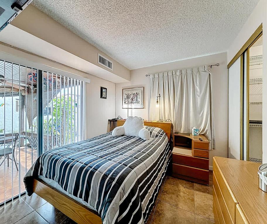 Ένα ή περισσότερα κρεβάτια σε δωμάτιο στο 1BR in Shared Home Pool Tennis & Lake Miami