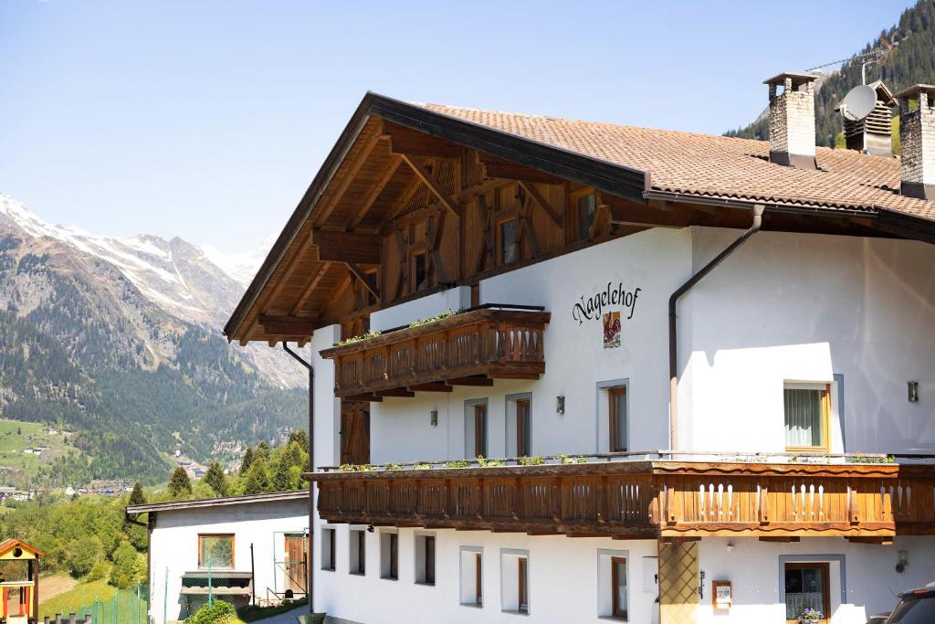 Un edificio con balcones de madera en los laterales. en Nagelehof, en Ridanna