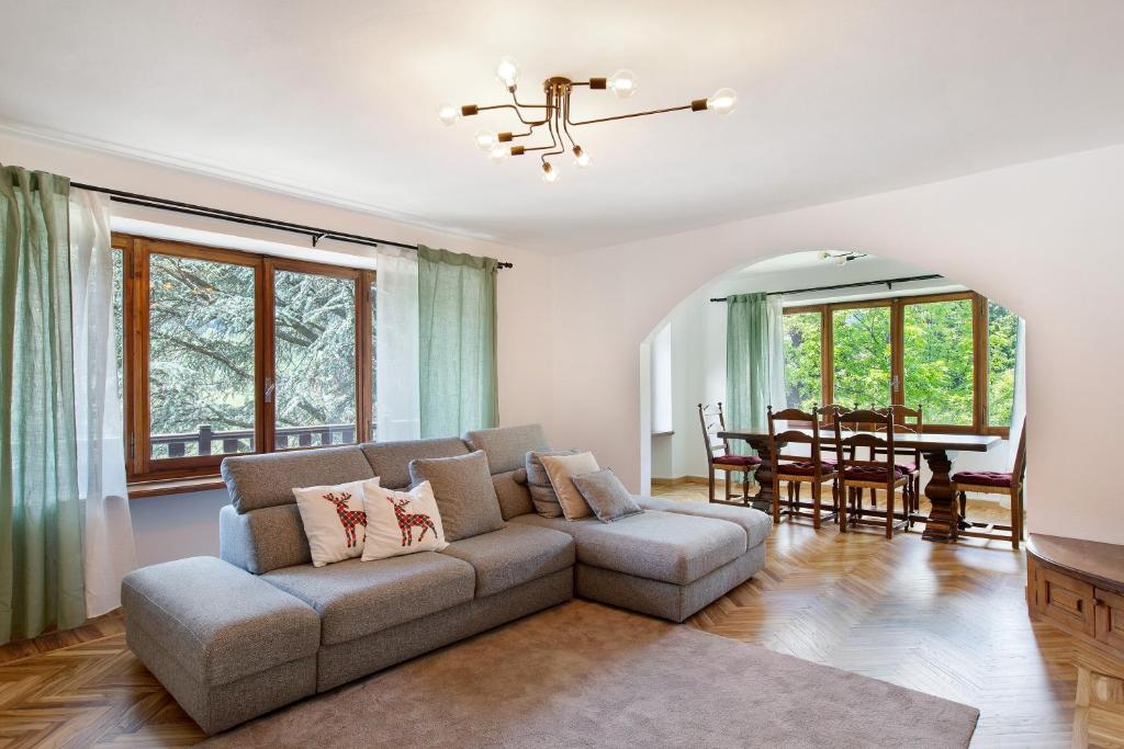 Et opholdsområde på Spazioso Appartamento a Courmayeur