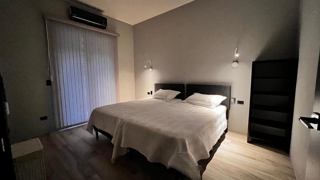 a bedroom with a large white bed in a room at Quebrada Honda GlamShack in Pueblo Nuevo