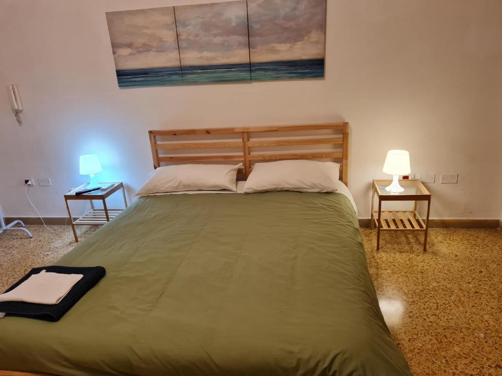 コゼンツァにあるMontesanto 116の椅子2脚とランプ2つが備わるドミトリールームのベッド1台分です。