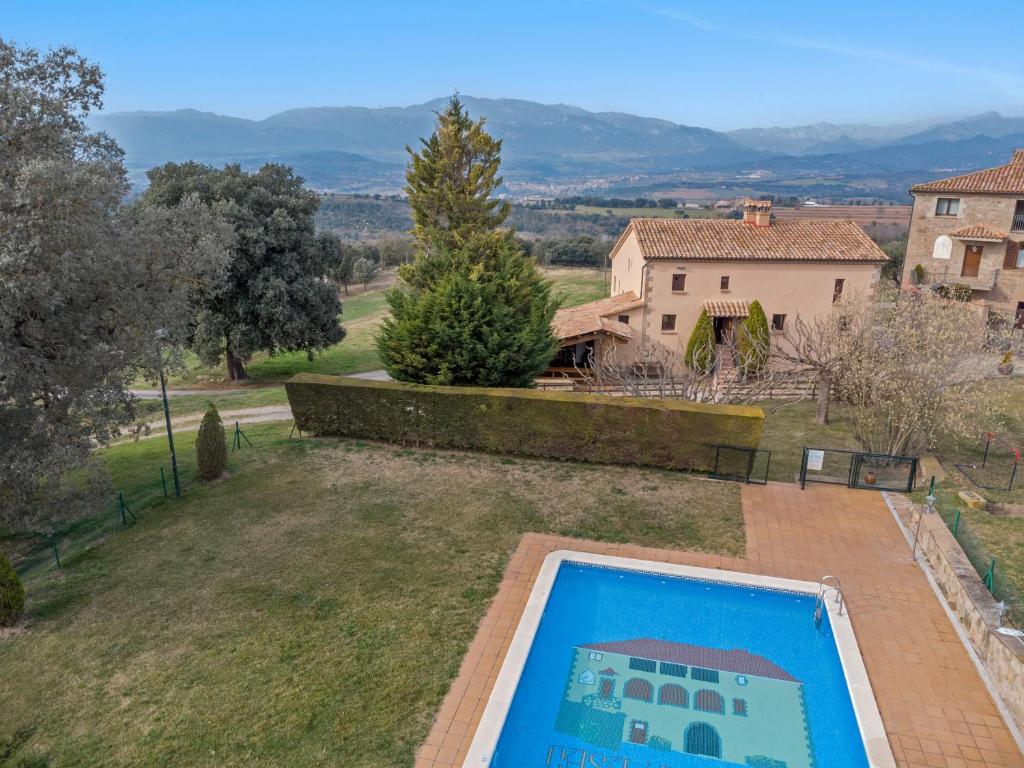 - une vue sur une cour avec une piscine dans l'établissement Masoveria De Vilanova, à Sagás