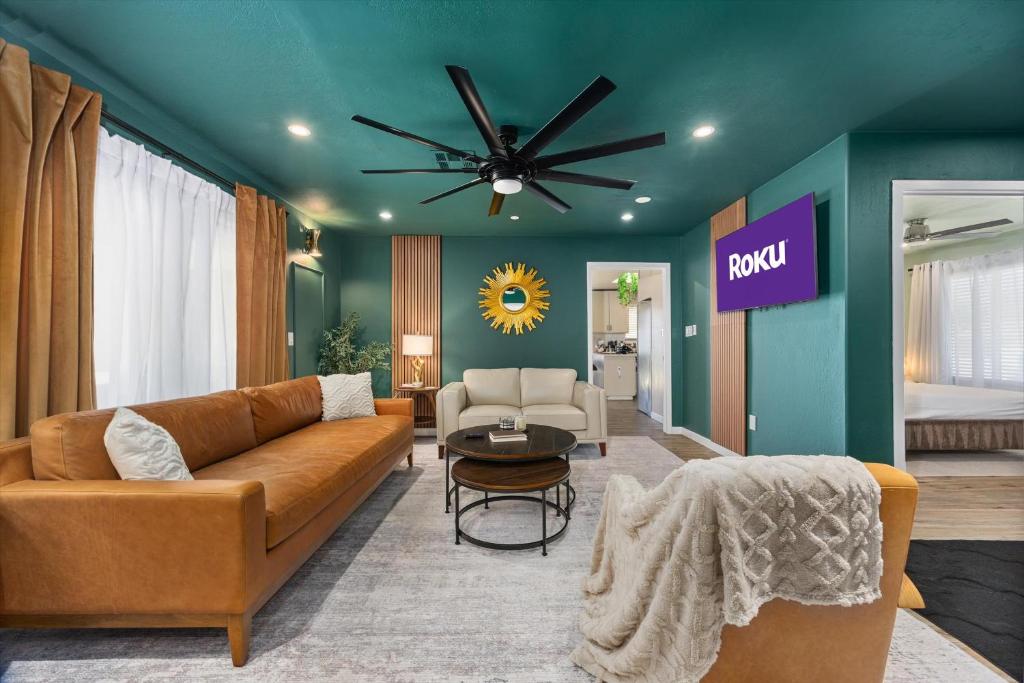 ein Wohnzimmer mit einer Couch und einem Deckenventilator in der Unterkunft Modern Unique Charming Memorable Clean 1g Wifi in Bakersfield