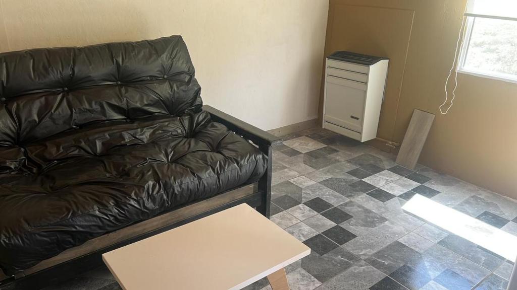 にあるLa MERCEDの革張りのソファとテーブルのあるリビングルーム