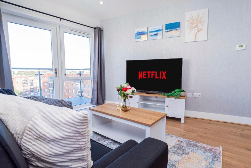 Μια τηλεόραση ή/και κέντρο ψυχαγωγίας στο Spacious 2BR with Sea View, Zip Beds, Free Parking and FAST Wi-Fi