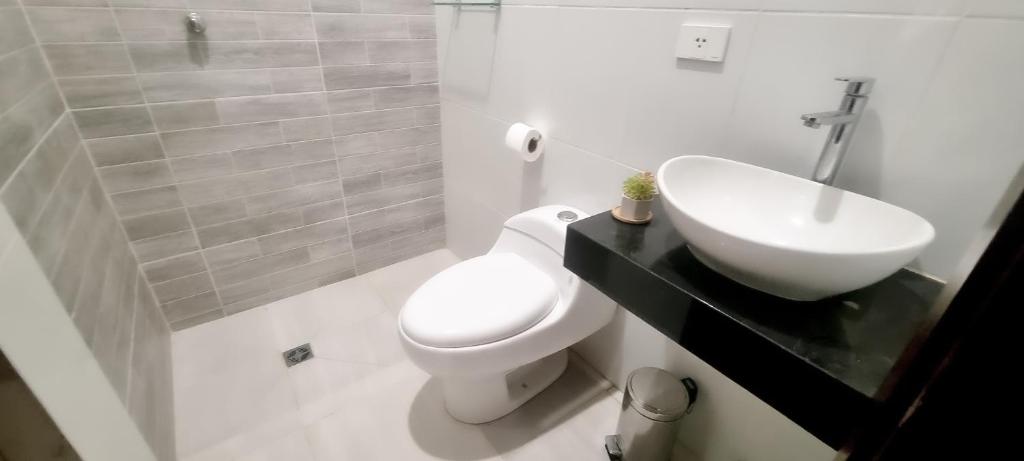 Un baño de Posada Express Confort Check-In & Free Airport Taxi