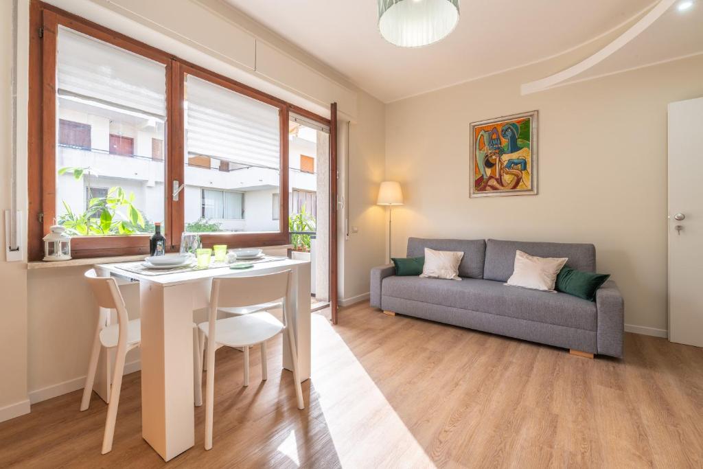 カリアリにあるSa Mariposaのテーブルとソファのあるリビングルーム