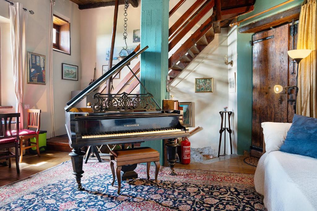 a living room with a piano in a room at Il Flauto Magico delle Langhe in Serralunga d'Alba