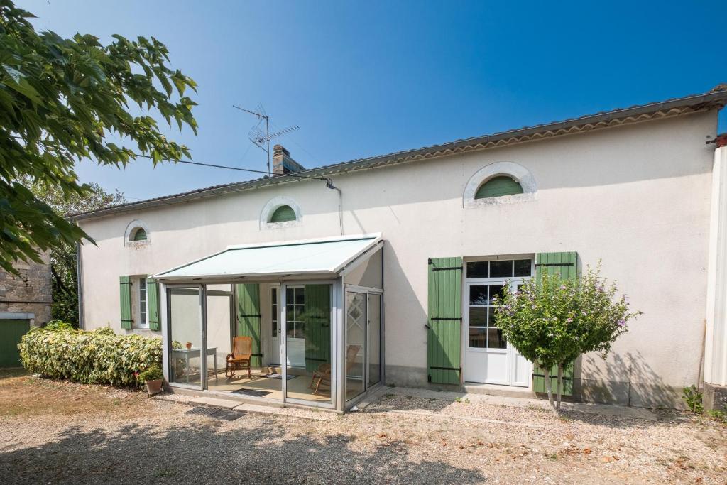 Το κτήριο όπου στεγάζεται  η παραθεριστική κατοικία